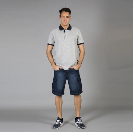 HoustonΠΑΝΤΕΛΟΝΙΑ / JRC - JAMES ROSS COLLECTIONΚυλινδρική τσάντα τζινΣχέδιο και Χαρακτηριστικά: Η κυλινδρική τσάντα τζιν διαθέτει λευκά πλακέ χερούλια και άνοιγμα με φερμουάρ για εύκολη πρόσβαση. Οι διαστάσεις της είναι 50 x 25εκ. με συνολική χωρητικότητα 30L, προσφέροντας άπλετο χώρο για τα επαγγελματικά σας αντικείμενα. Εφαρμογή ως Επαγγελματική Ένδυση: Ιδανική για εργαζόμενους σε διάφορους τομείς όπως το εμπόριο ή η εστίαση, μπορείτε να τη χρησιμοποιήσετε για μεταφορά εργαλείων ή προσωπικών αντικειμένων σε επαγγελματικές περιστάσεις.Υλικό και Άνεση: Κατασκευασμένη από 70% βαμβάκι και 30% πολυέστερ, 220grs, προσφέρει ανθεκτικότητα και άνεση κατά τη χρήση. Η σύνθεση του υλικού εξασφαλίζει ευχάριστη αίσθηση και μακροχρόνια χρήση.Δυνατότητα Προσαρμογής: Υπάρχει η δυνατότητα εκτυπώσεων με λογότυπα ή μηνύματα του πελάτη, προσφέροντας ευελιξία και προσωπικότητα στα προϊόντα σας.Διαθεσιμότητα σε Χρώματα: Διατίθεται σε ποικιλία χρωμάτων για να καλύψει τις ανάγκες του επαγγελματικού σας περιβάλλοντος.